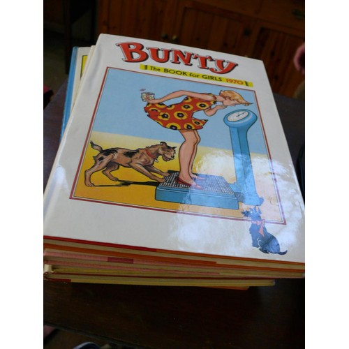 445 - 6 BUNTY ANNUALS 1960'S / 70'S AND A BEANO ANNUAL