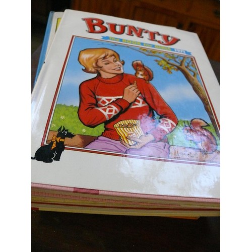 445 - 6 BUNTY ANNUALS 1960'S / 70'S AND A BEANO ANNUAL