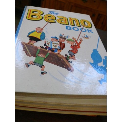 445 - 6 BUNTY ANNUALS 1960'S / 70'S AND A BEANO ANNUAL