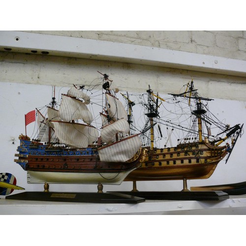 92 - A LARGE MODEL OF A WORLD WAR 1 BI-PLANE AND 2 MODELS OF GALLEON SHIPS