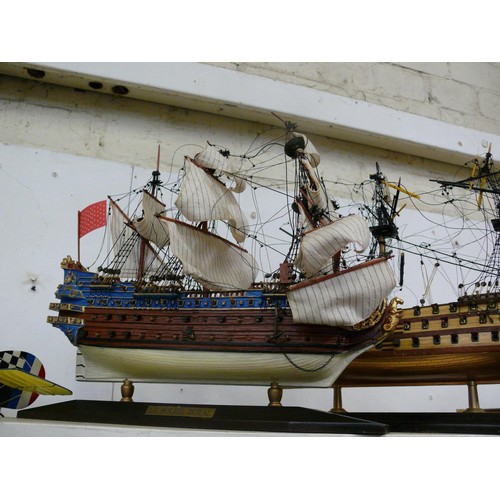 92 - A LARGE MODEL OF A WORLD WAR 1 BI-PLANE AND 2 MODELS OF GALLEON SHIPS