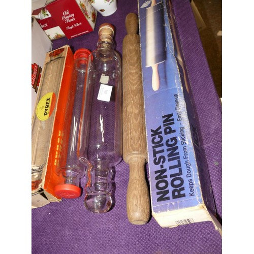 101 - 4 VINTAGE ROLLING PINS, 2 OF THEM BEING PYREX