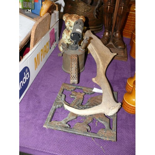 109 - LARGE COPPER KNIGHT COMPANION/FIRESIDE SET PLUS CAST IRON POT STAND WITH DRAGON, TEDDY BEAR DOORSTOP... 