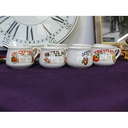 118 - SET OF 8 RETRO SOUP BOWLS