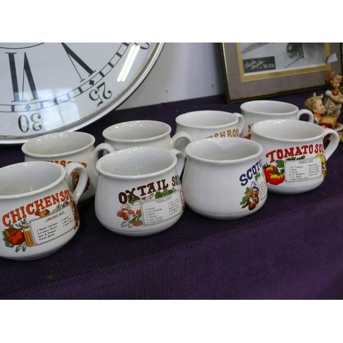 118 - SET OF 8 RETRO SOUP BOWLS