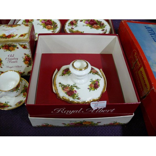 71 - 8 BOXED ITEMS OF ROYAL ALBERT OLD COUNTRY ROSES TO INCLUDE PLATES, CANDLESTICK, GINGER JAR, BELLS ET... 