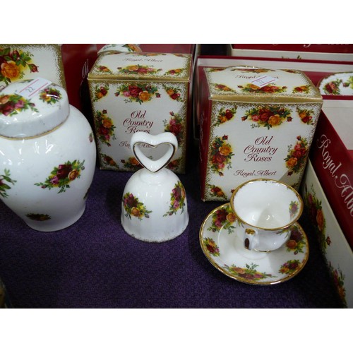 71 - 8 BOXED ITEMS OF ROYAL ALBERT OLD COUNTRY ROSES TO INCLUDE PLATES, CANDLESTICK, GINGER JAR, BELLS ET... 