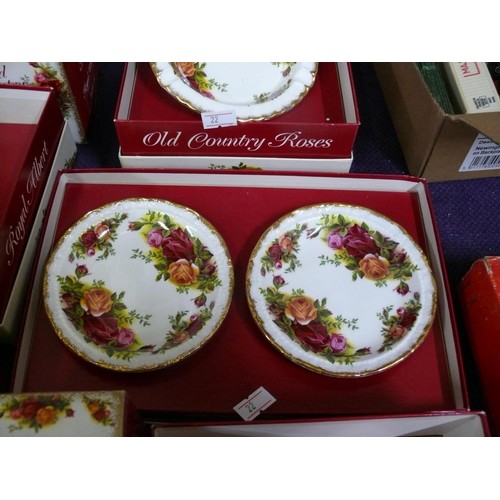 71 - 8 BOXED ITEMS OF ROYAL ALBERT OLD COUNTRY ROSES TO INCLUDE PLATES, CANDLESTICK, GINGER JAR, BELLS ET... 