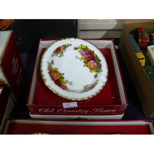 71 - 8 BOXED ITEMS OF ROYAL ALBERT OLD COUNTRY ROSES TO INCLUDE PLATES, CANDLESTICK, GINGER JAR, BELLS ET... 