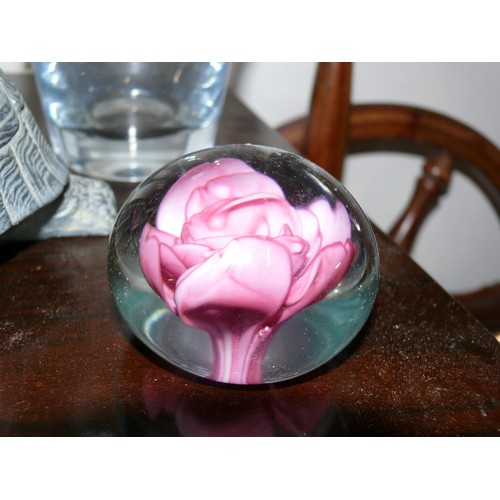 134 - GLASS FLOWER PAPERWEIGHT, TORTOISE FIGURE, GLASS HANDKERCHIEF STYLE VASE AND A CONTEMPORARY SCULPTUR... 