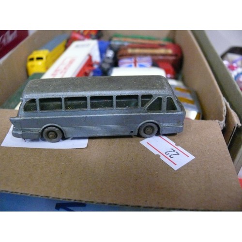 70 - BOX OF APPROXIMATELY 30 SMALL COLLECTORS DIECAST VEHICLES INCLUDING SOME TINPLATE CLOCKWORK