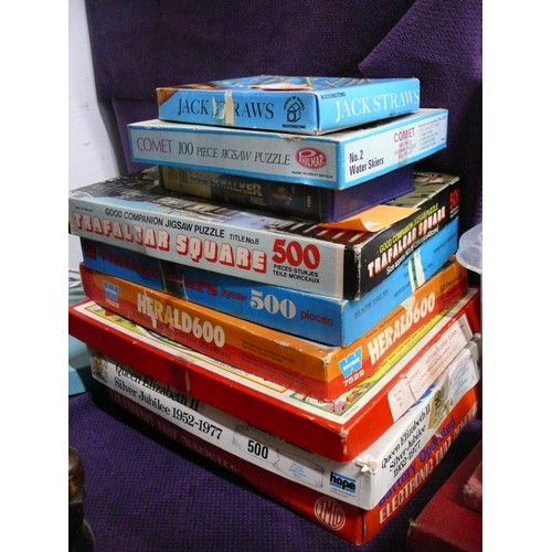 123 - COLLECTION OF VINTAGE GAMES AND PUZZLES TO INCLUDE JACK STRAWS, TRAFALGAR SQUARE, ELECTRONIC QUIZ CO... 