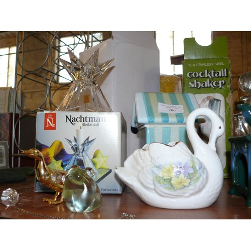 206 - COLLECTION OF DECORATIVE ITEMS TO INCLUDE NACTMANN CANDLEHOLDER, GLASS FROG, BEACH HUT BATH SALTS, C... 