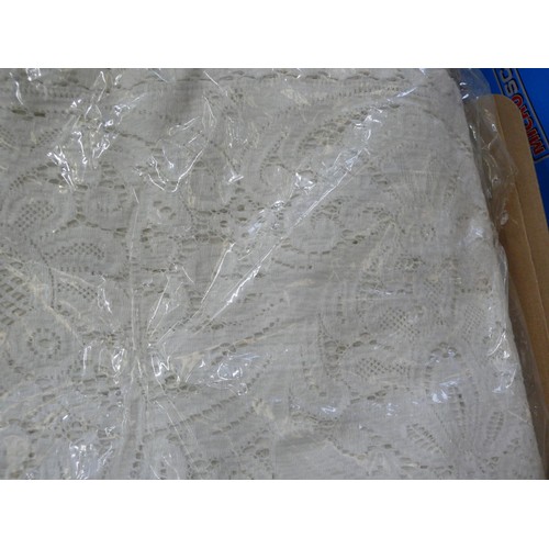 216 - LARGE VINTAGE FINE LACE TABLECLOTH