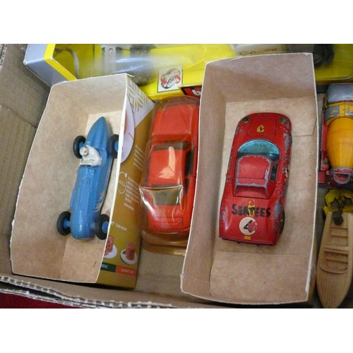 220 - MIXED BOX OF COLLECTORS CARS AND VEHICLES TO INCLUDE LLEDO, DINKY, CORGI ETC