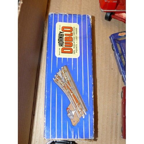 235 - MIXED BOX OF COLLECTORS CARS AND VEHICLES TO INCLUDE HORNBY DUBLO, CORGI, DINKY, LESNEY ETC