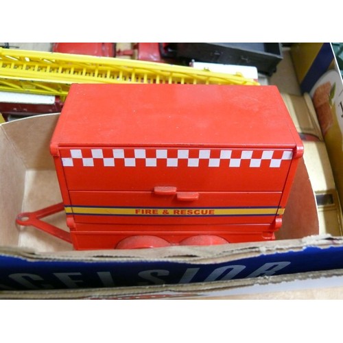 245 - MIXED BOX OF COLLECTORS CARS AND VEHICLES TO INCLUDE CORGI MAJORETTE, BURAGO, LESNEY ETC