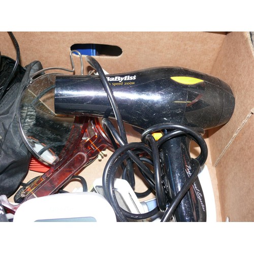 275 - LARGE BOX OF BATHROOM ITEMS TO INCLUDE BABYLISS HAIR CLIPPERS, HAIRDRYERS, BLOOD PRESSURE MONITOR, M... 