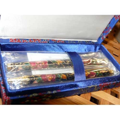 318 - A BOXED OSMIROID CALLIGRAPHY SET, BOXED CLOISONNE PEN SET, POT WITH SHEAFFER PENS AND 2 GOOD QUALITY... 