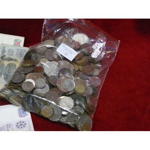 23 - GOOD QUANTITY OF COINS AND BANK NOTES. NOTES INCLUDE SINGAPORE, JERSEY, AUSTRALIA. BRITISH AND FOREI... 