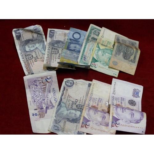 23 - GOOD QUANTITY OF COINS AND BANK NOTES. NOTES INCLUDE SINGAPORE, JERSEY, AUSTRALIA. BRITISH AND FOREI... 