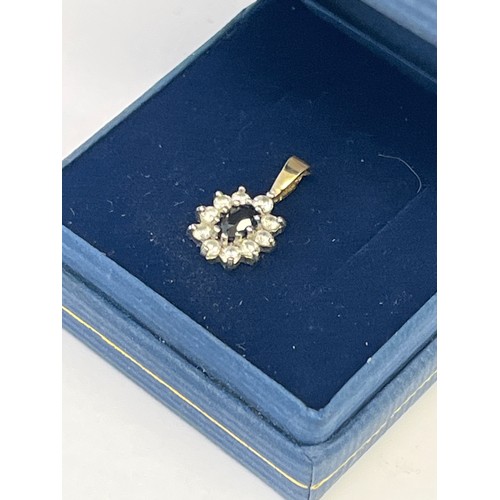 32 - A SAPPHIRE AND 9CT GOLD PENDANT