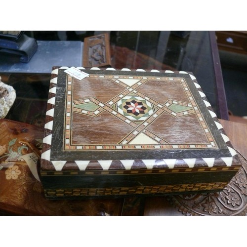 326 - 3 WOODEN BOXES 1 WITH MARQUETRY INLAY, 1 WITH HAND CARVED DECORATION AND 1 SPAINISH HANDPAINTED