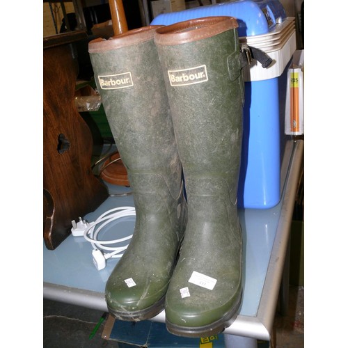 333 - A PAIR OF BARBOUR WELLIES SIZE 8