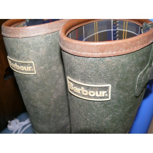 333 - A PAIR OF BARBOUR WELLIES SIZE 8