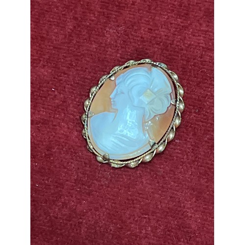 26 - CIRCA 1930'S CAMEO BROOCH IN A ROLLED GOLD FRAME