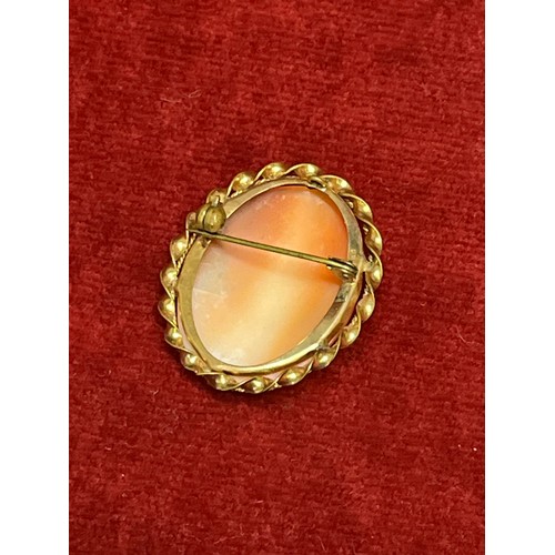 26 - CIRCA 1930'S CAMEO BROOCH IN A ROLLED GOLD FRAME