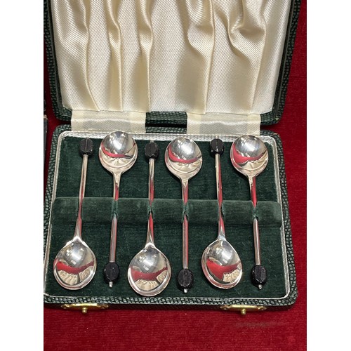 24 - 2 BOXED SETS OF ART DECO SILVER PLATED COFFEE BEAN SPOONS AND A WALKER & HALL MUSTARD POT WITH BLUE ... 