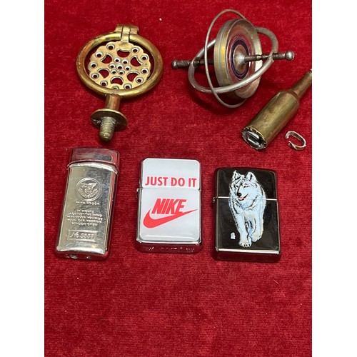 28 - METAL COLLECTABLES INCLUDING 4 LIGHTERS (INCLUDES VINTAGE BOTTLE LIGHTER) A HORSE BRASS SWINGER AND ... 