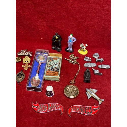 30 - VINTAGE COLLECTABLES INC BATMAN AND JOKER FIGURES, 2 HOTWHEELS BADGES, SCOUTS AND GUIDES BADGES, STR... 