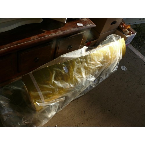 424 - ROLL OF GOLD POLYSTYRENE BACKED CAR HEAT SHROUD