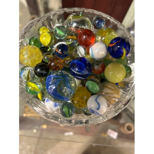 59 - GLASS BOWL FULL OF VINTAGE MARBLES INCLUDING AGATE GLASS EXAMPLES