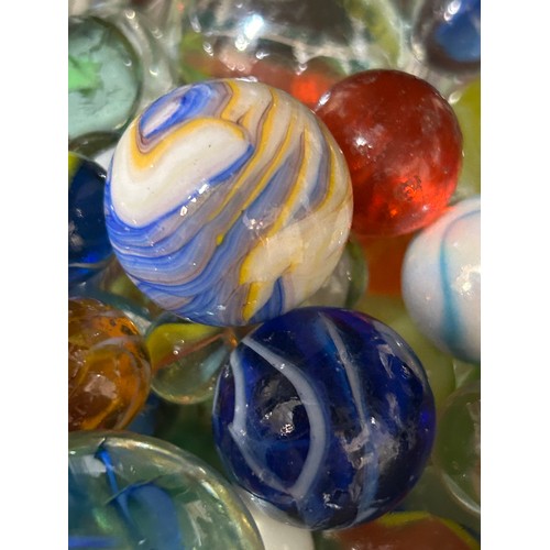 59 - GLASS BOWL FULL OF VINTAGE MARBLES INCLUDING AGATE GLASS EXAMPLES