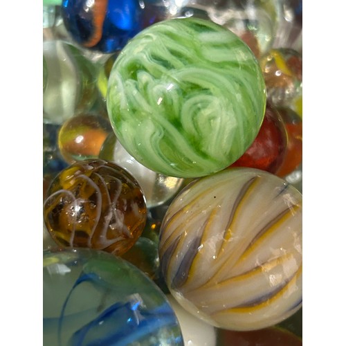 59 - GLASS BOWL FULL OF VINTAGE MARBLES INCLUDING AGATE GLASS EXAMPLES