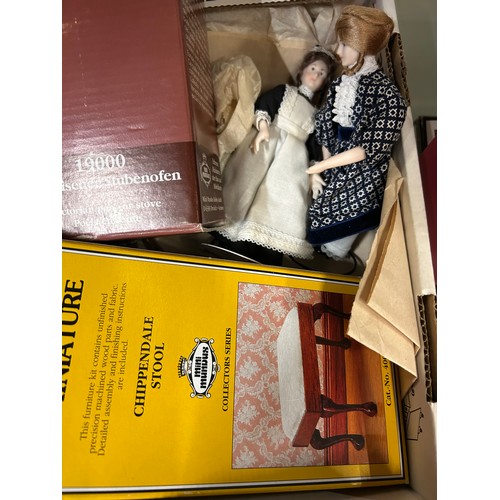 314 - BOX OF NICE DOLLS HOUSE FURNITURE AND DOLLS TO INCLUDE VICTORIAN PARLOUR STOVE PLUS CHIPPENDALE SOFA... 