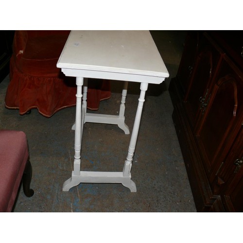 465 - SMALL WHITE SIDE TABLE