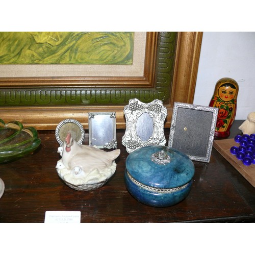 463 - JOBLOT OF DECORATIVE ITEMS TO INCLUDE NAO HEN AND CHICKS, MINIATURE FRAMES, JERSEY POTTERY CANDLE HO... 