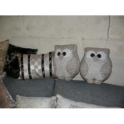 454 - VERY LARGE LOT OF GOOD QUALITY CUSHIONS TO INCLUDE OWLS