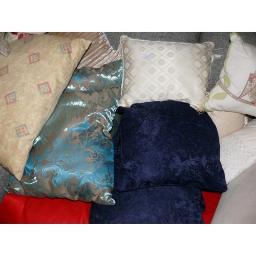 454 - VERY LARGE LOT OF GOOD QUALITY CUSHIONS TO INCLUDE OWLS