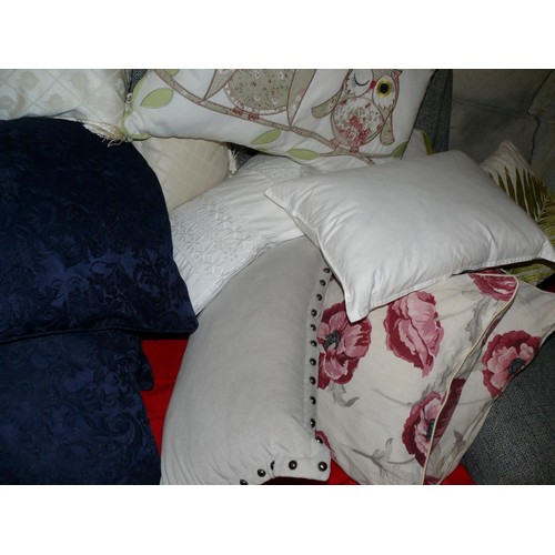 454 - VERY LARGE LOT OF GOOD QUALITY CUSHIONS TO INCLUDE OWLS