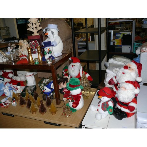 448 - LARGE SELECTION OF GOOD QUALITY CHRISTMAS ITEMS