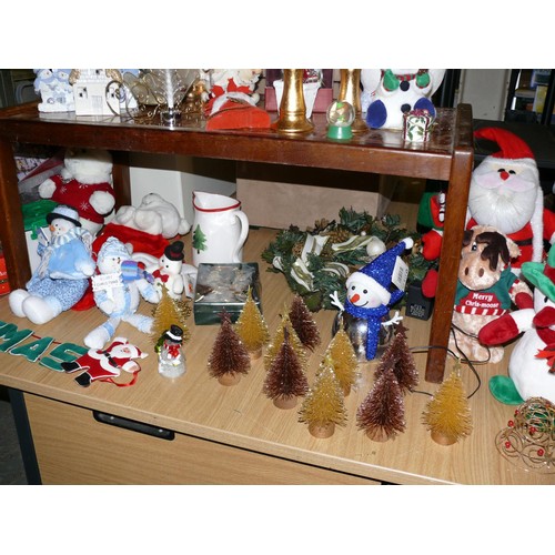 448 - LARGE SELECTION OF GOOD QUALITY CHRISTMAS ITEMS