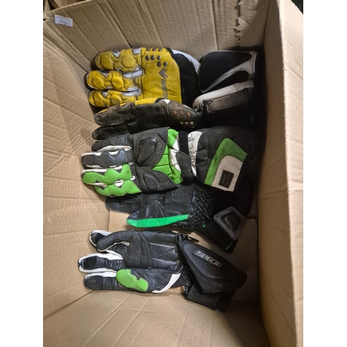 133B - SHOEI MOTORBIKE HELMET PLUS 3 PAIRS OF GLOVES