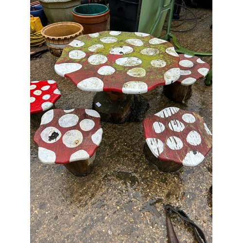 400 - Handmade & painted toadstool childs' garden table with 4 matching stools