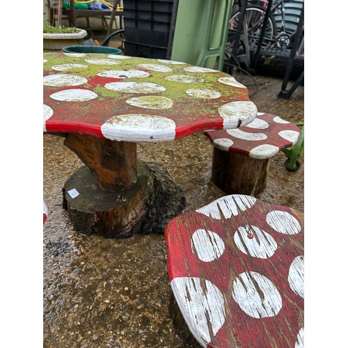 400 - Handmade & painted toadstool childs' garden table with 4 matching stools