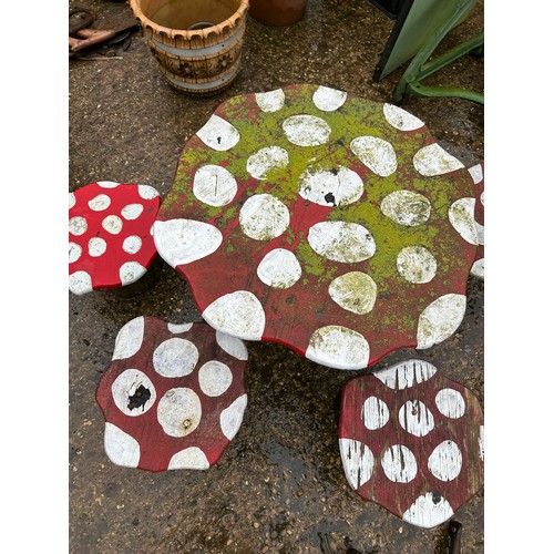 400 - Handmade & painted toadstool childs' garden table with 4 matching stools